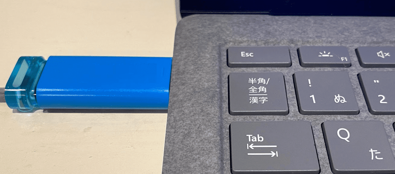 USBを接続します